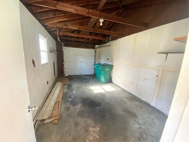 Building Photo - 811 Bella Ln
