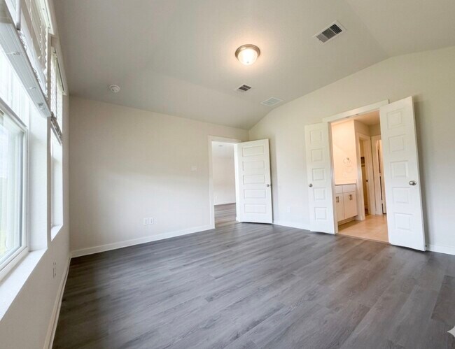 Building Photo - 5549 Madden Ln