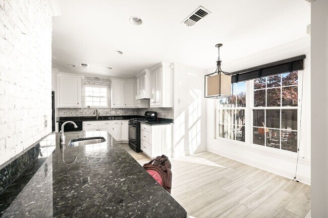 Building Photo - Awesome 4BR/3BA end-unit townhouse in the desirable River Plantation neighborhood!