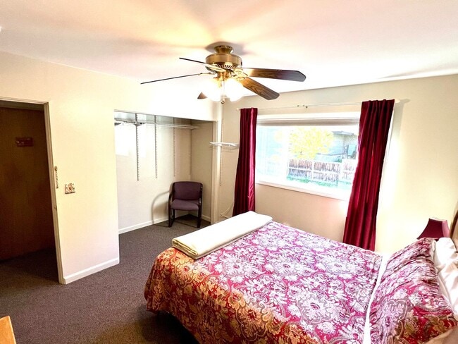 Building Photo - Downtown Furnished Two Bed Unit in Duplex-...