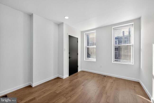 Building Photo - 2239 W Oxford St