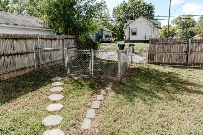 Building Photo - Charming 3 Bedroom Home with Hardwood Floo...