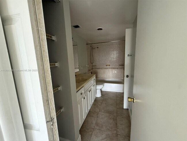 Building Photo - 4174 Inverrary Dr