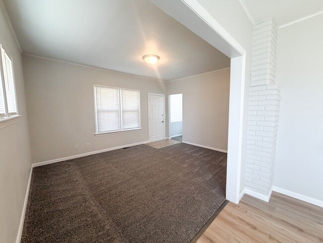 Building Photo - 2 BED, 1 BATH HOUSE