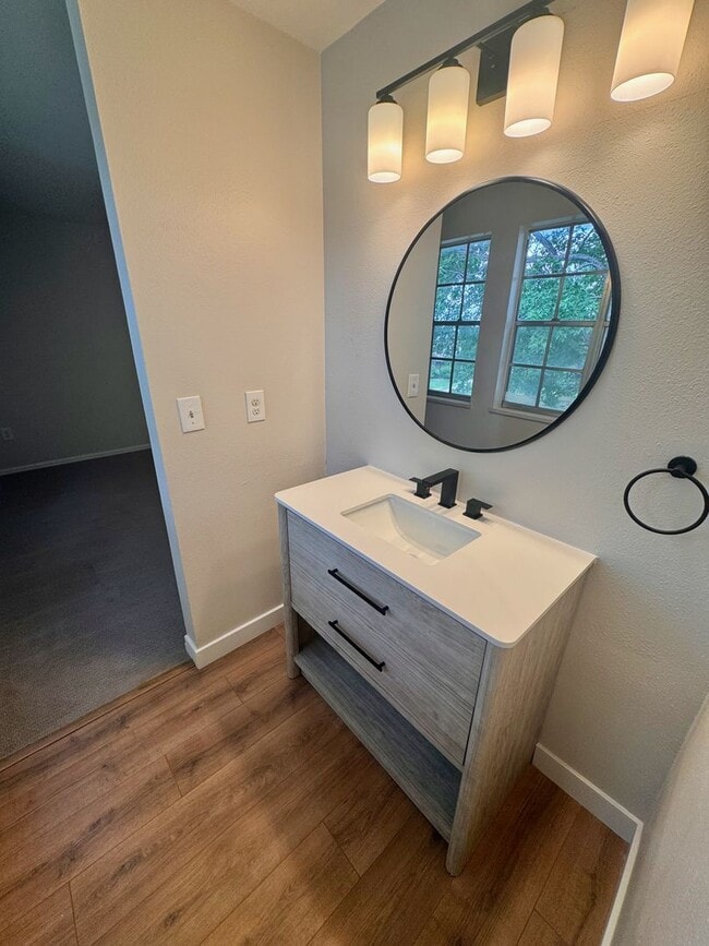 Building Photo - Beautifully Renovated Townhome in Coumbine...