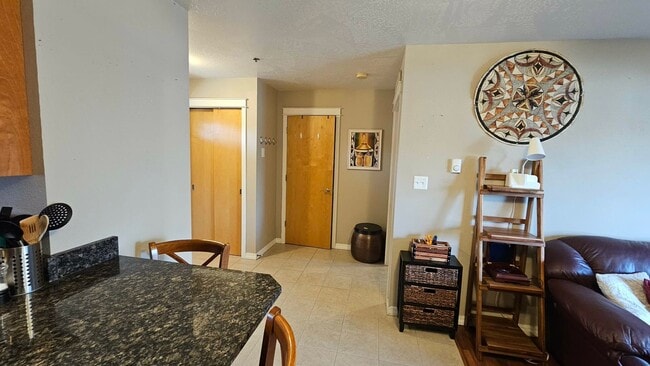 Building Photo - Condo located near the lake- Available NOW until July 31st, 2026. Available again September 1st, ...