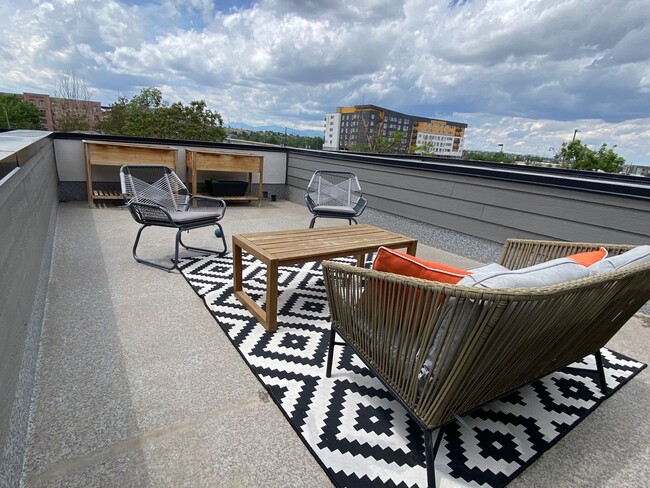 Building Photo - Modern 2 Bed | 3.5 Bath Townhome with Bonu...
