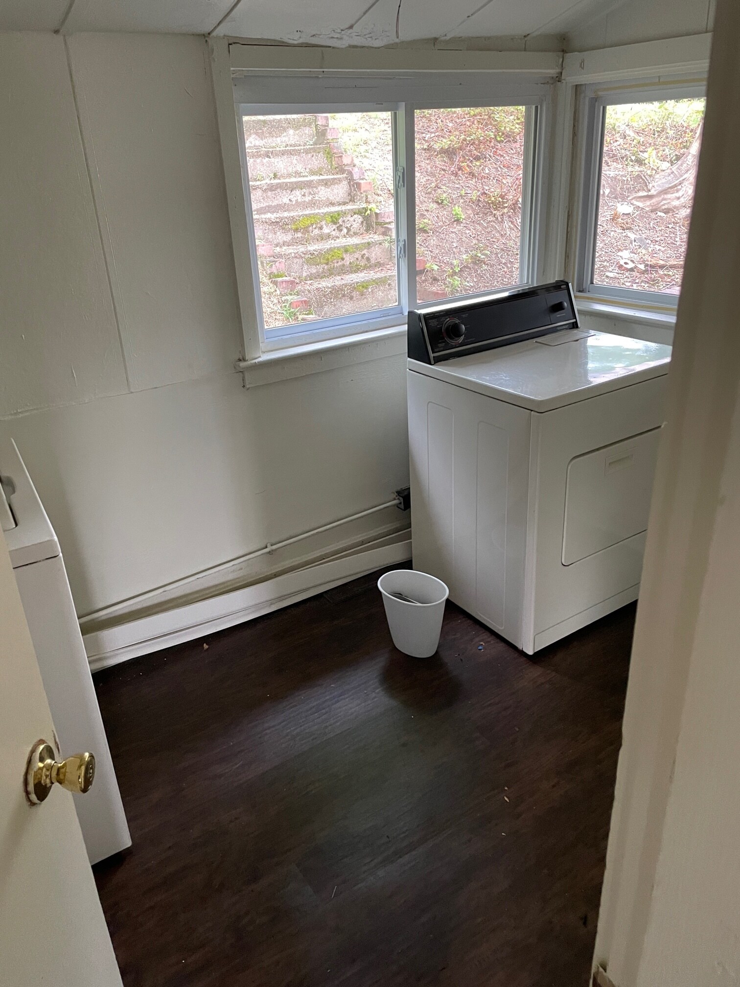 Laundry - 23 Franklin Ave