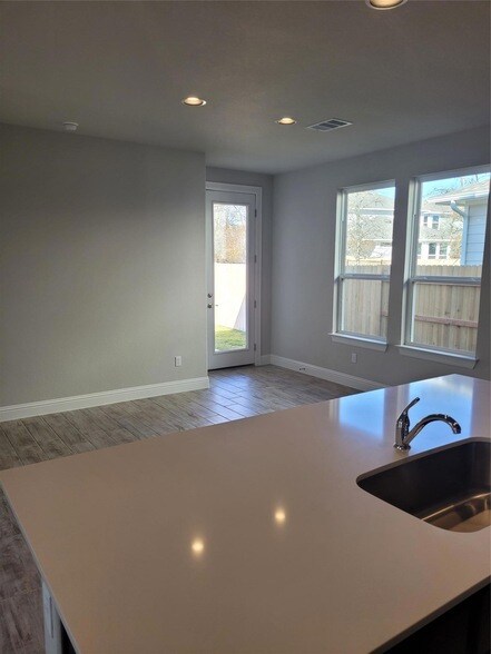 Building Photo - 120 Free Stone Dr