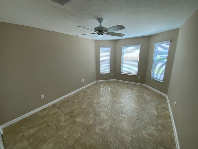 Building Photo - Beautiful Unfurnished 3 bed, 2 bath ANNUAL...