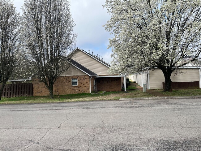 Building Photo - 135 Lake Chateau Dr