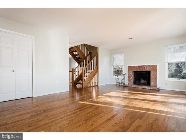 Building Photo - 305 Nassau St