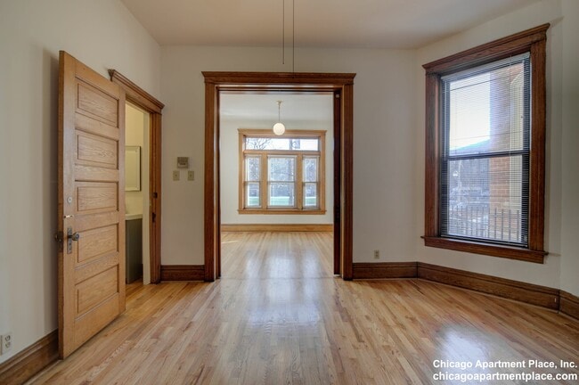 Building Photo - 638 W Drummond Pl
