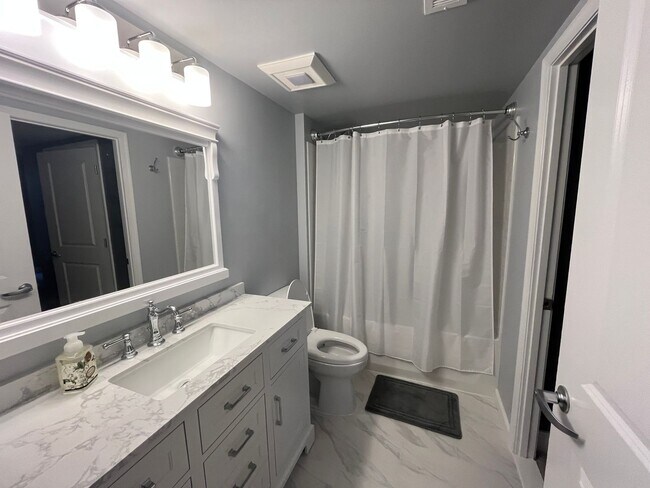 Building Photo - UPDATED Modern 1BR at The Artisan | Downto...