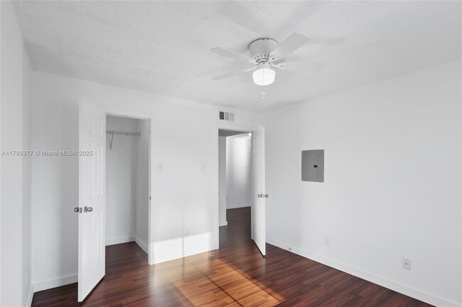 Building Photo - 10381 SW 150th Ct