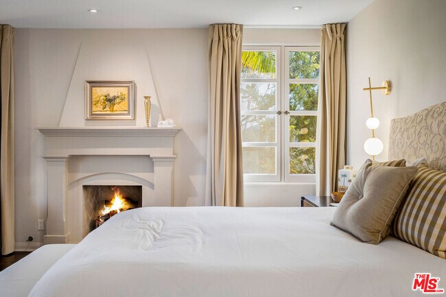 Building Photo - 500 N Las Palmas Ave