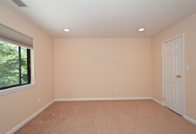 Building Photo - 90 Foxwood Dr