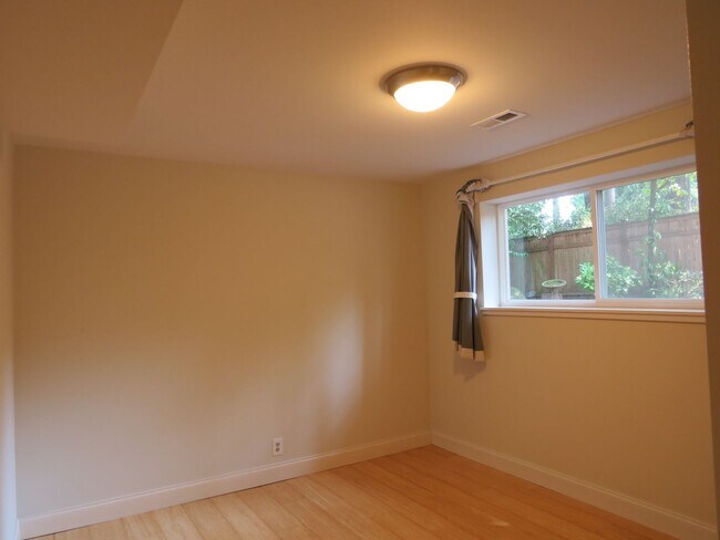 Building Photo - Bellevue Robinswood Mid Century 4bed/3bath Tri-Level $3800.00