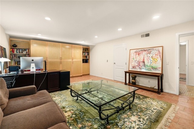 Building Photo - 1827 Barry Ave