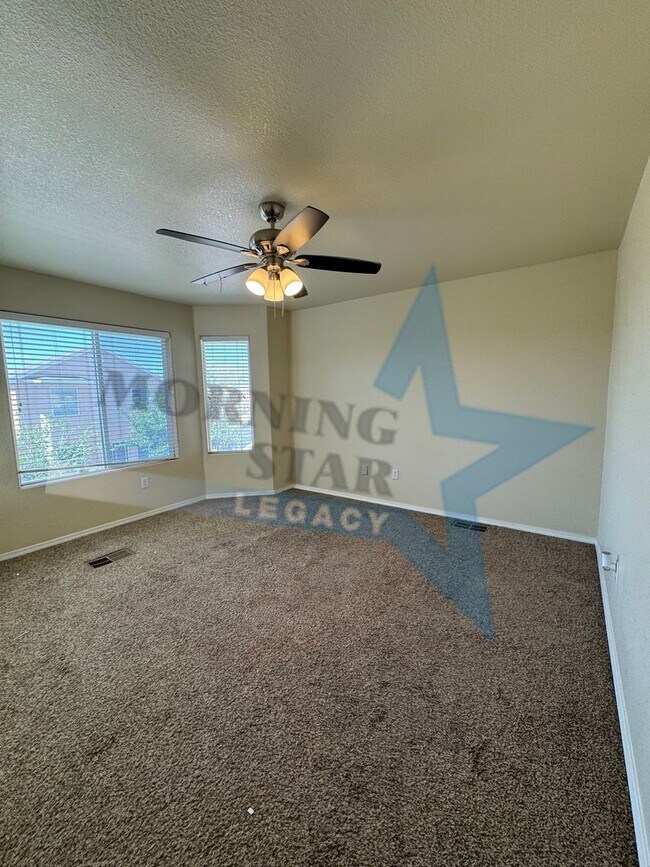 Building Photo - LARGE 4 bed home!