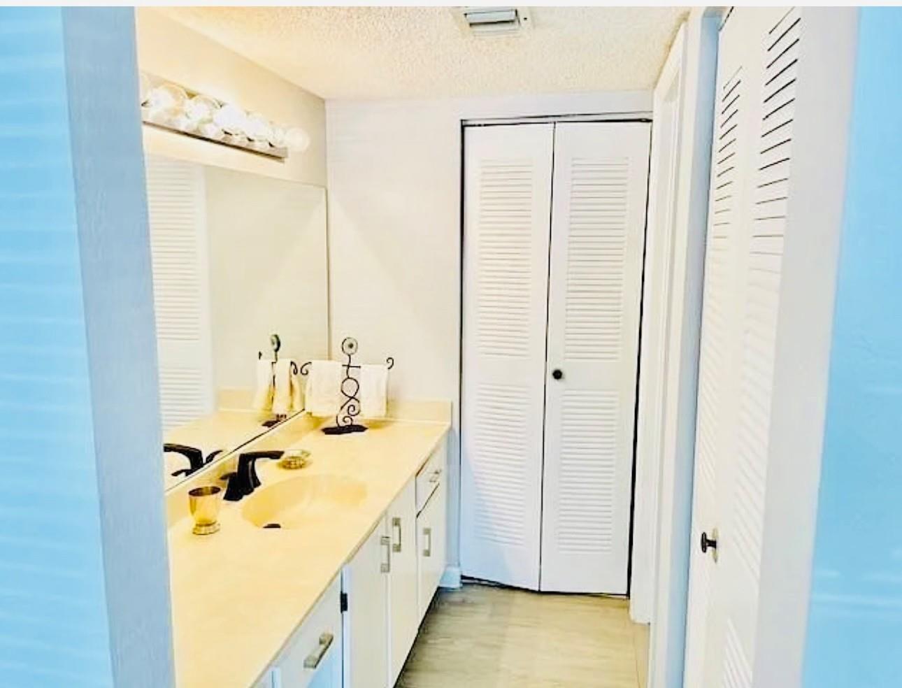 Building Photo - 9733 Westview Dr