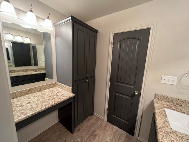 Building Photo - 716 Hillshire Ave