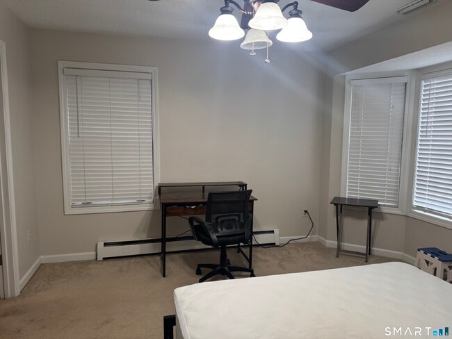 Building Photo - 7 Bittersweet Ln