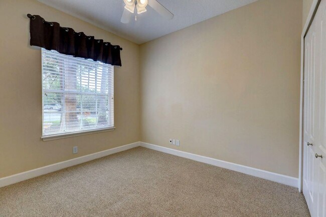 Building Photo - 2951 SW Pond Way