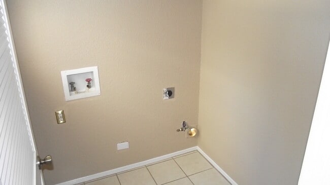 Building Photo - Northeast El Paso 3 Bed/2.5 Bath Refrig A/C w/Bonus Loft!