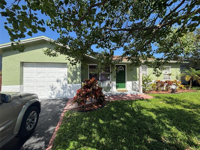 Primary Photo - 1010 SW 83rd Ave
