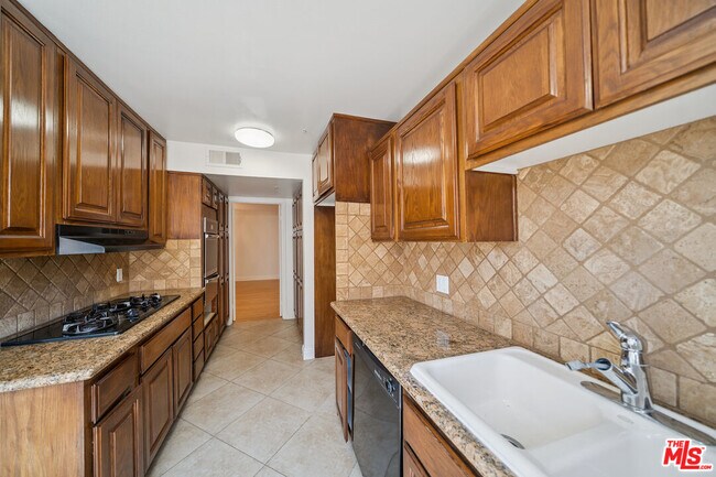 Building Photo - 1508 Greenfield Ave
