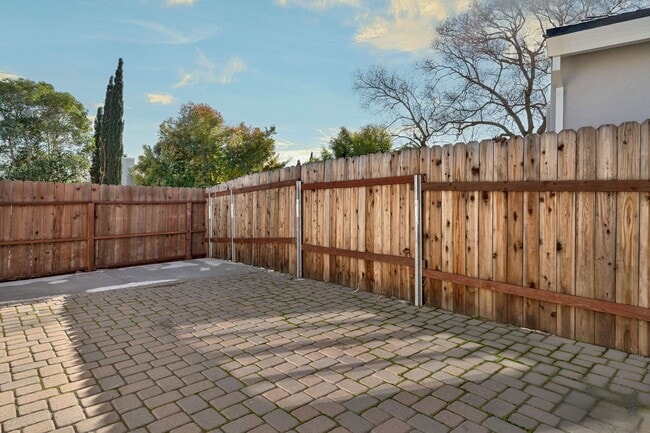 Building Photo - 7936 Sunrise Greens Dr