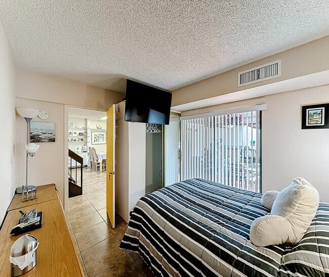 Building Photo - 693 NW 102 Pl