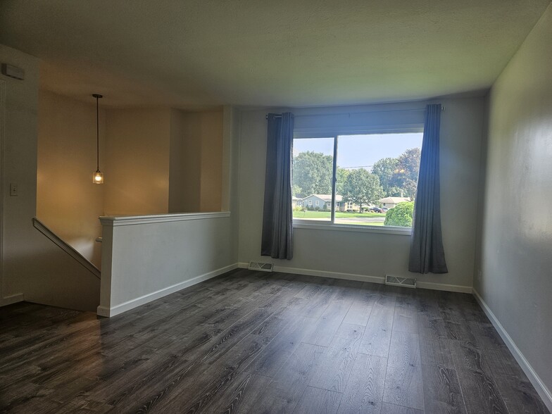 LIving Room - 923 Norwood Rd