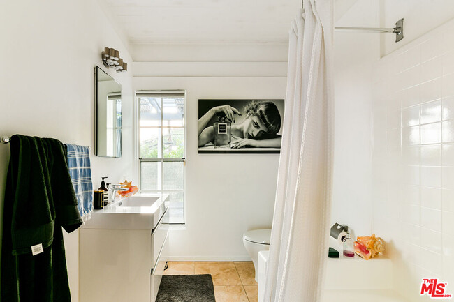 Building Photo - 7107 Pacific View Dr
