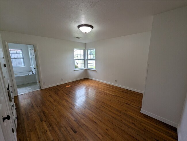 Building Photo - 320 S Country Club Rd