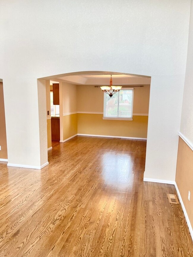 Building Photo - Large Clean Home in Aurora