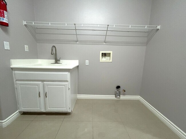Building Photo - Silver Loop Jurupa Valley, 91752  (5 bed, ...