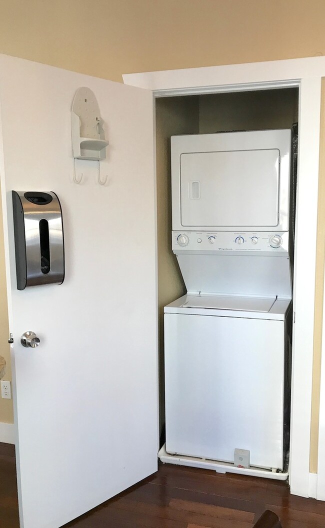 Building Photo - Available Now - 2Bedroom/1Bathroom in RiNo!