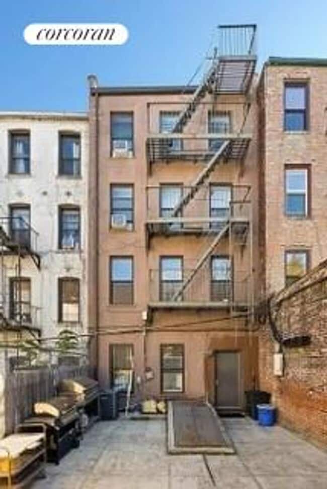 Building Photo - 252 4th Ave