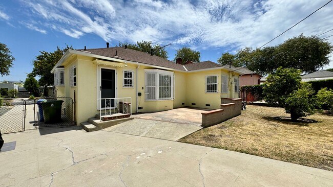 Building Photo - Charming House  with Large yard