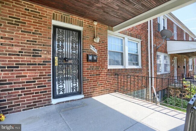 Building Photo - 1323 N Kenwood Ave