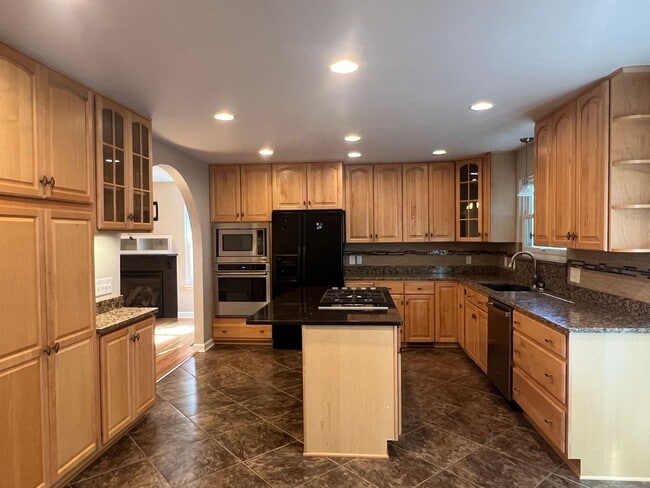 Building Photo - 105 Bellows Pl
