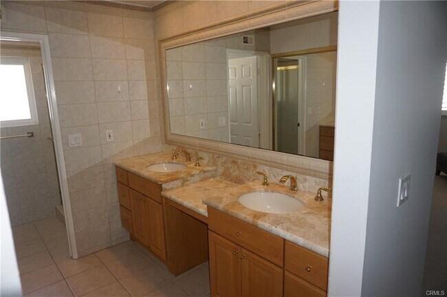 Building Photo - 12 Holly St