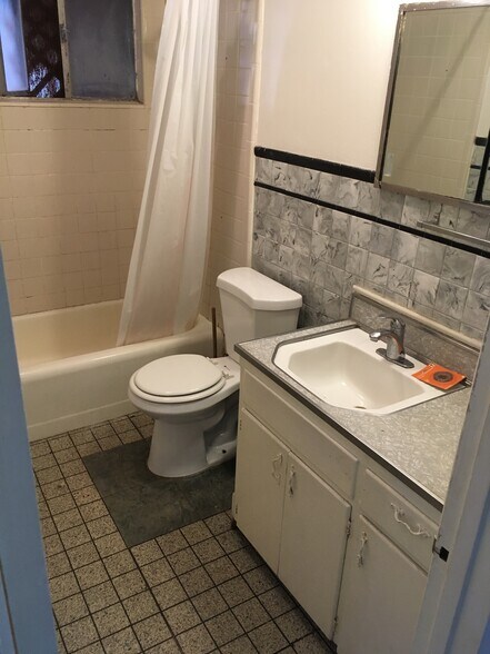 Building Photo - 4640 Clairemont Dr