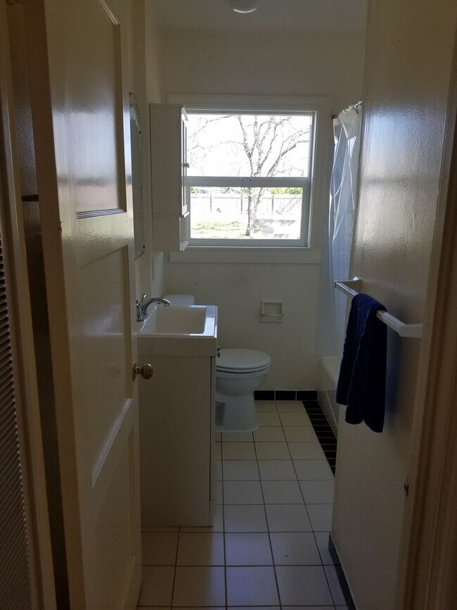 Building Photo - Old School Charm!  Huge Backyard!  Close t...