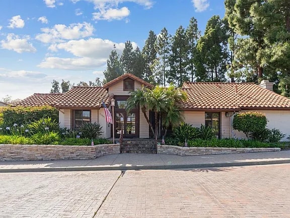 Building Photo - 1 Bedroom Gem in Carmel Valleys Top Notch ...