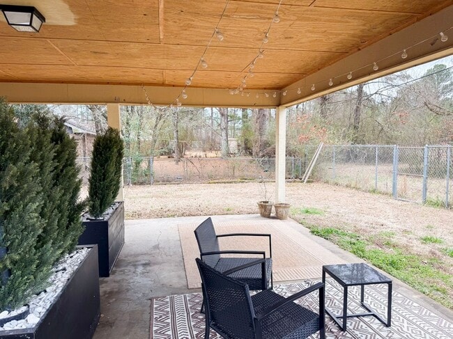 Building Photo - Make this move-in ready 3-bedroom, 2-bath home your own!