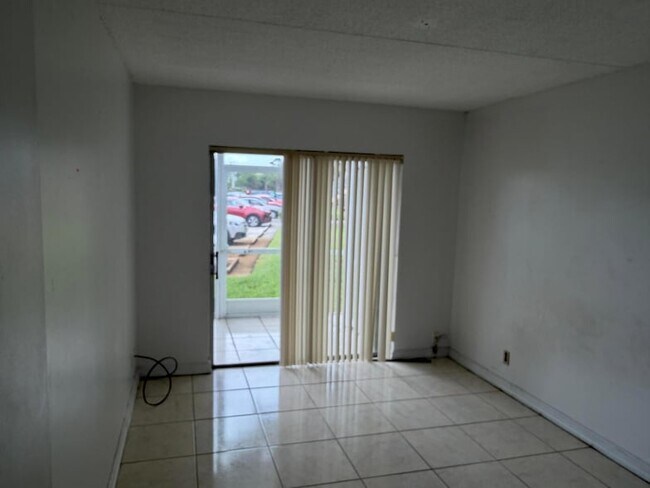 Building Photo - 700 Village Green Ct