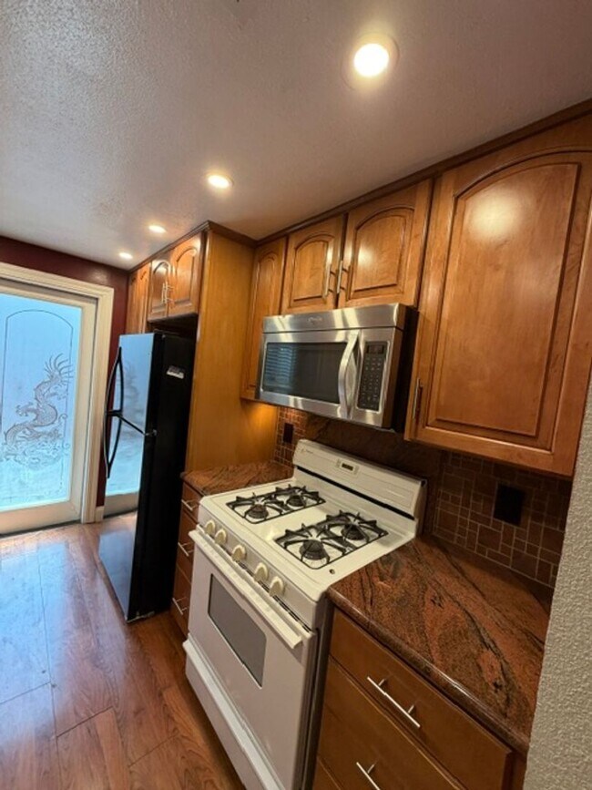 Building Photo - Beautiful 3 Bedroom and 1.5 Bathroom Condo $2,195.00 Available Now